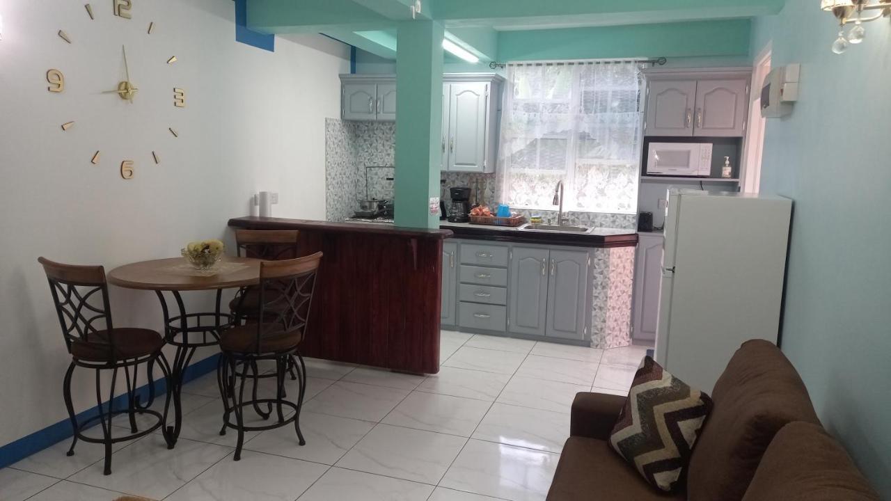 로조 Cozy Vacation Retreat With Free Parking 아파트 외부 사진